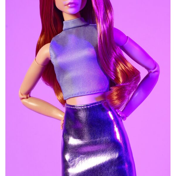Barbie Signature Looks Rote Puppe 29 cm mit blauem Rock und lavendelfarbenem Oberteil