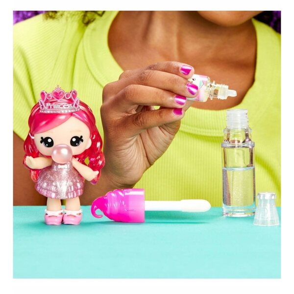 Yummiland Bianca Bubblegum - Bambola con Balsamo Labbra al Gusto Gomma da Masticare