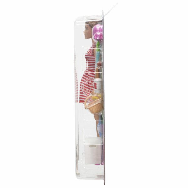 Barbie Pink Passport Paris mit Picknick-Zubehör und elegantem gestreiften Kleid