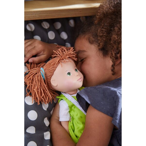 Bambola HABA Milou da 32 cm con vestito verde per bambini dai 3 anni