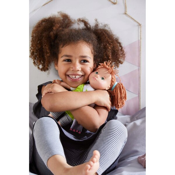 Bambola HABA Milou da 32 cm con vestito verde per bambini dai 3 anni