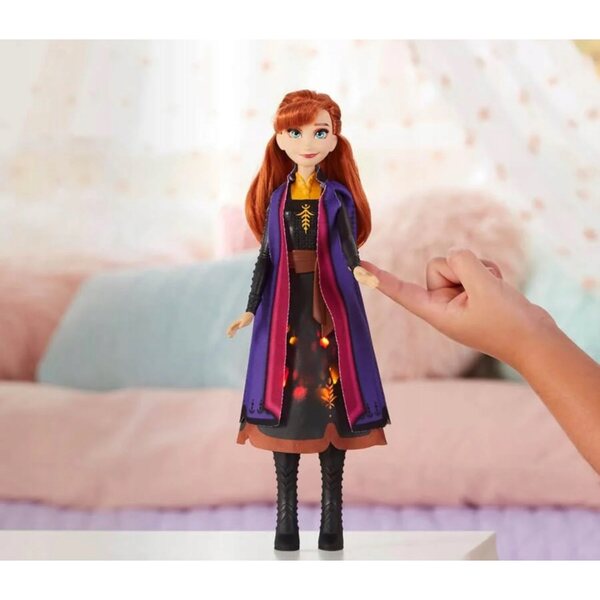 Bambola Hasbro Anna Frozen 2 con Vestito Magico Illuminato e Effetti Luminosi