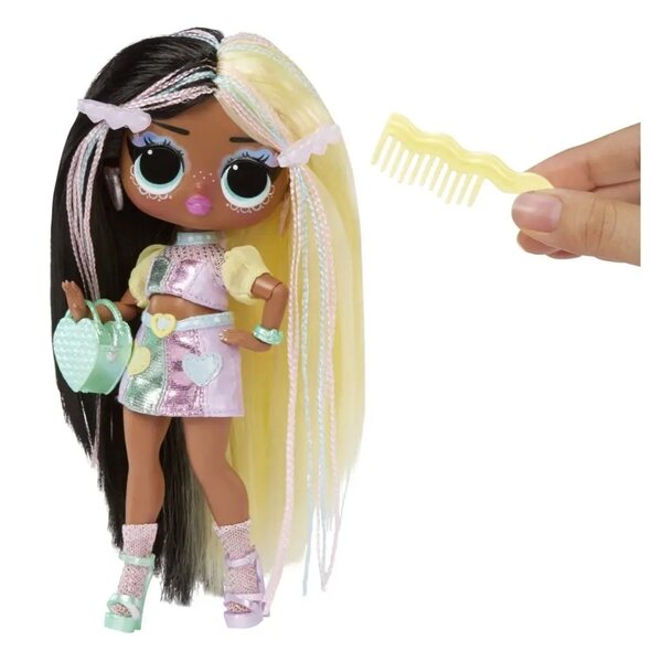 L.O.L. Surprise Dolls Tweens Darcy Blush mit 15 Zubehörteilen und Ständer