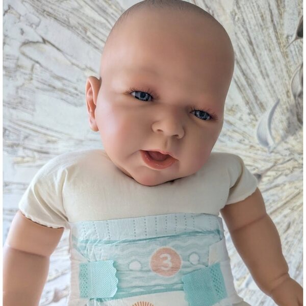 Bambolina Doro Dolls da 54 cm con pancia morbida e aspetto realistico