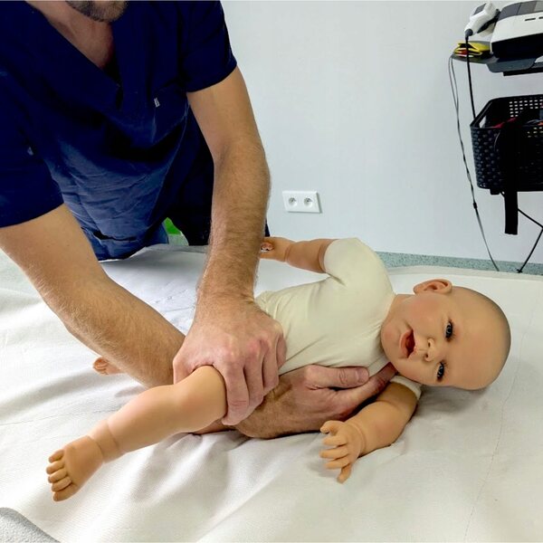 Bambolina Doro Dolls da 54 cm con pancia morbida e aspetto realistico