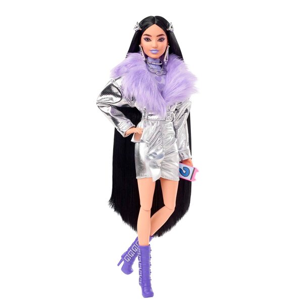 Barbie Extra Moda con Capelli Neri e Outfit Argento alla Moda HHN07