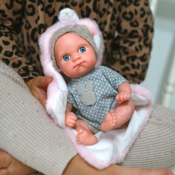 WOOPIE Royal Baby Doll 23 cm con coperta e vestiti per Bambini 3+