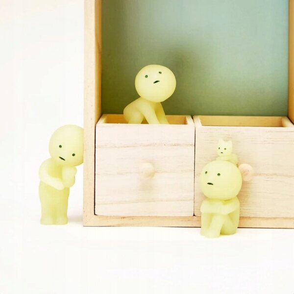 Smiski Mini Lalezzca Luminescente Living - Figurina Collezionabile che Brilla al Buio