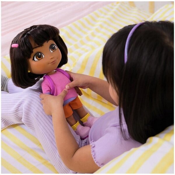Dora Interactive Doll 35 cm, die auf Englisch und Deutsch spricht und singt