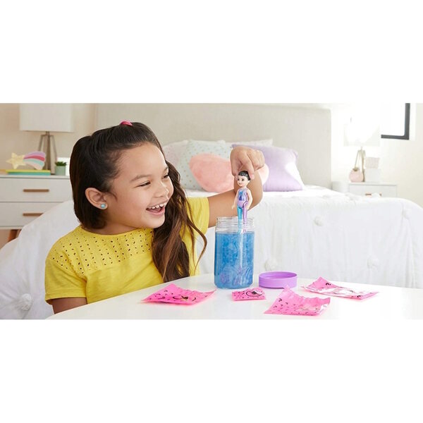 Barbie Chelsea Colour Reveal Brokatowa mit 6 Überraschungen und leuchtenden Accessoires