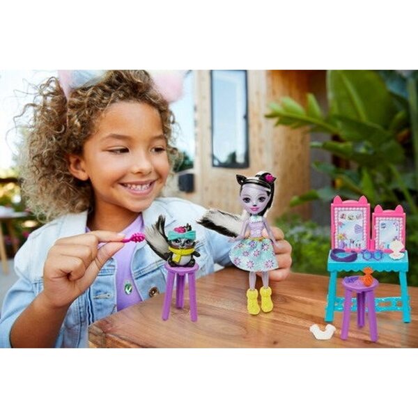 Enchantimals Barbie Winter mit Frisiertisch und Salbei-Stinktier-Puppe für Kinder ab 4 Jahren