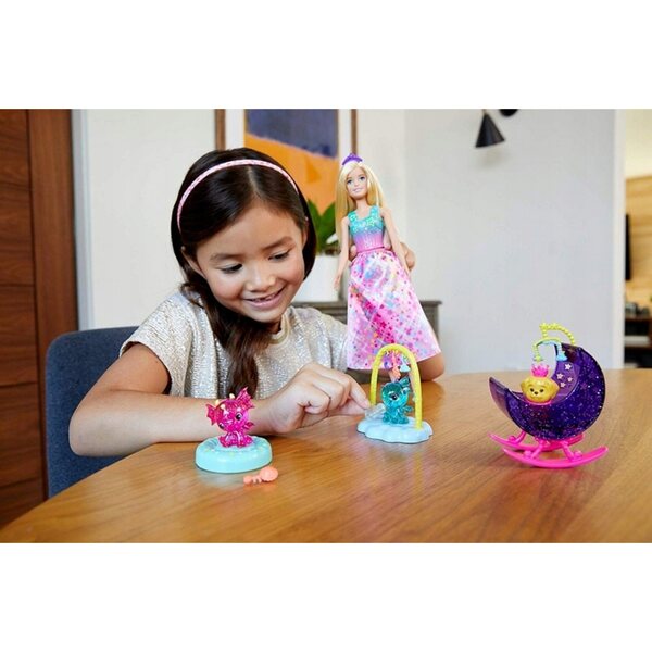 Barbie-Puppe mit farbenfrohen Accessoires und Kleidung für fantasievolles Spielen ab 3 Jahren