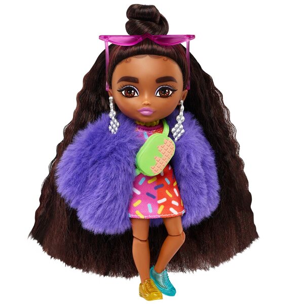 Barbie Extra Minis 14 cm große Modepuppe mit Zubehör und Ständer im Lieferumfang enthalten