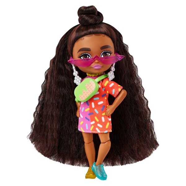 Barbie Extra Minis 14 cm große Modepuppe mit Zubehör und Ständer im Lieferumfang enthalten