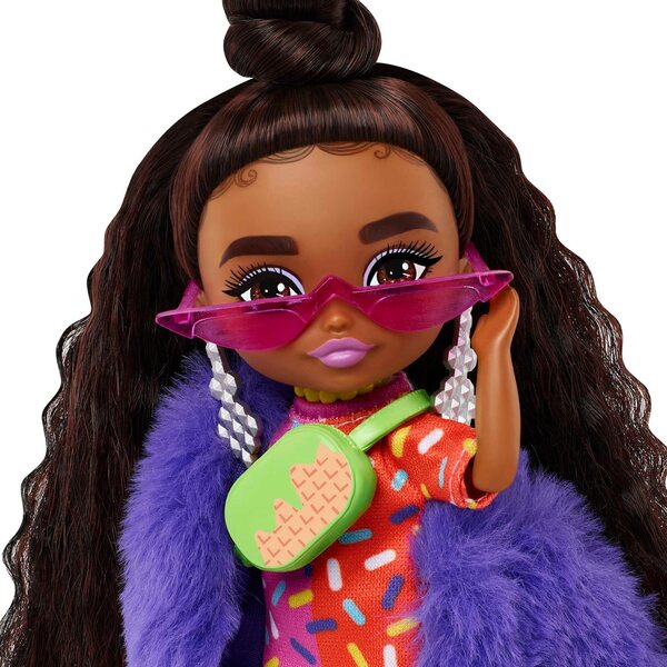 Barbie Extra Minis 14 cm große Modepuppe mit Zubehör und Ständer im Lieferumfang enthalten
