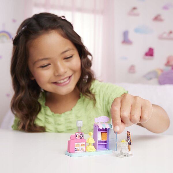 Barbie Barbieland Mini-Supermarkt mit Puppe und Zubehör, Kreativspiel 4+
