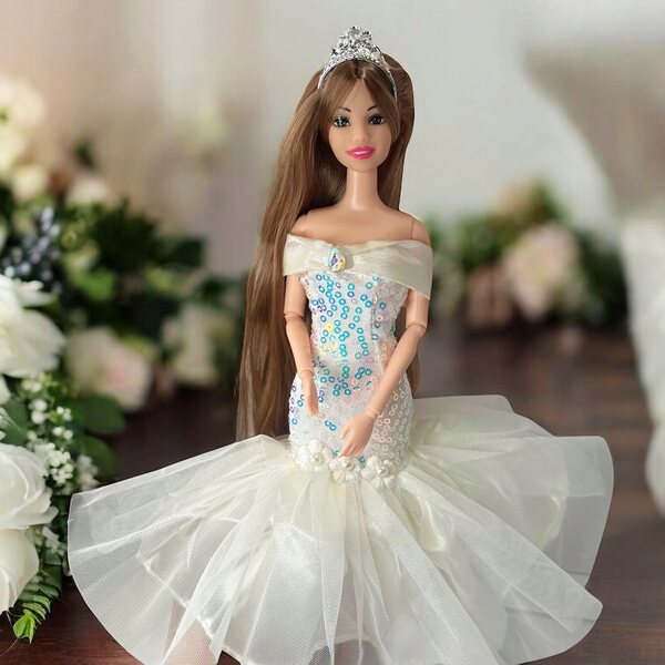 Bambola con Abito da Sposa con Paillettes, Accessori e Capelli Lunghi 29 cm