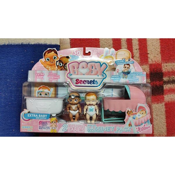 Baby Secret set di 2 bamboline bebè con accessori e sorpresa colorata