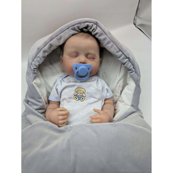 Bambola Neonato Maschietto Antonio con Accessori, Realistica e Conforme CE