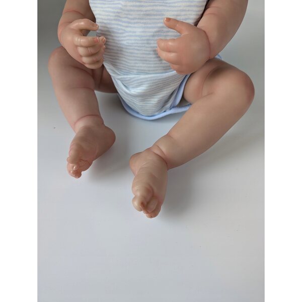 Bambola Neonato Maschietto Antonio con Accessori, Realistica e Conforme CE