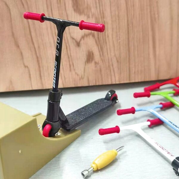 Finger-Hulajnoga mit Mini-Scooter und schwarzem Reparaturwerkzeug-Set