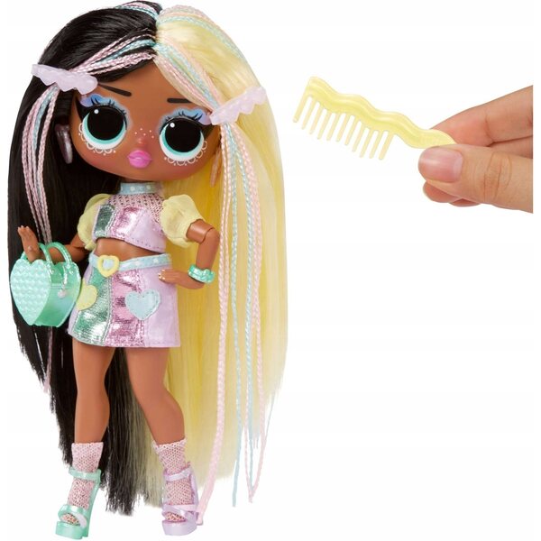 LOL Sorpresa! Tweens Doll Darcy Blush con Accessori e Stile Unico