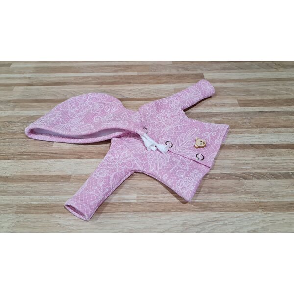 Giacca rosa per bambole Paola Reina con cappuccio e orsetto in legno
