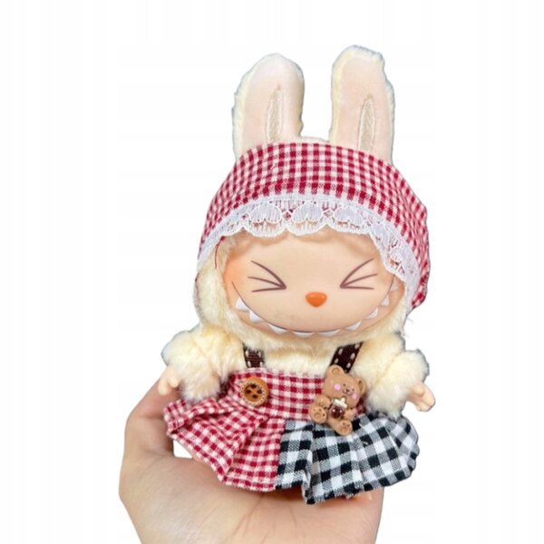 Kleidung für eine 17 cm große Puppe: rot-schwarz kariertes Kleid mit flauschiger Kapuze
