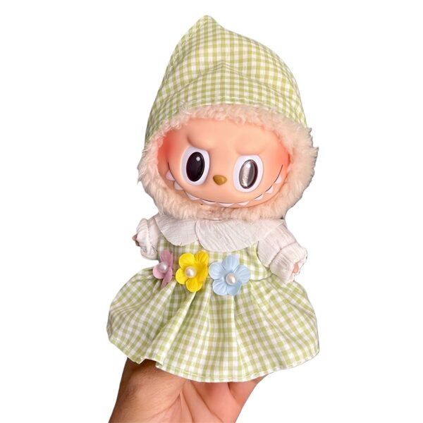 Grünes kariertes Gingham-Kleid für 16–17 cm große Puppen mit passendem Hut