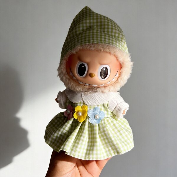 Grünes kariertes Gingham-Kleid für 16–17 cm große Puppen mit passendem Hut