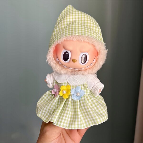 Grünes kariertes Gingham-Kleid für 16–17 cm große Puppen mit passendem Hut
