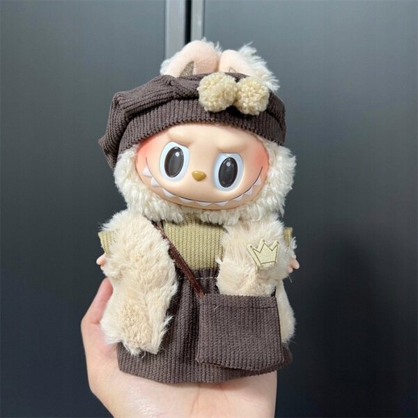Kleidungsset für 17-cm-Puppe: Mütze, Pelzmantel und Cordrock