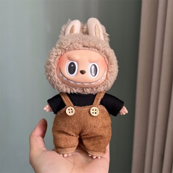 Kleidung für eine 17 cm große Puppe: brauner Cordoverall mit flauschiger Kapuze