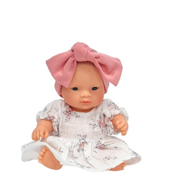 Asiatische Puppe 21 cm mit kompletter Przytullale-Bekleidung für Kinder ab 3 Jahren