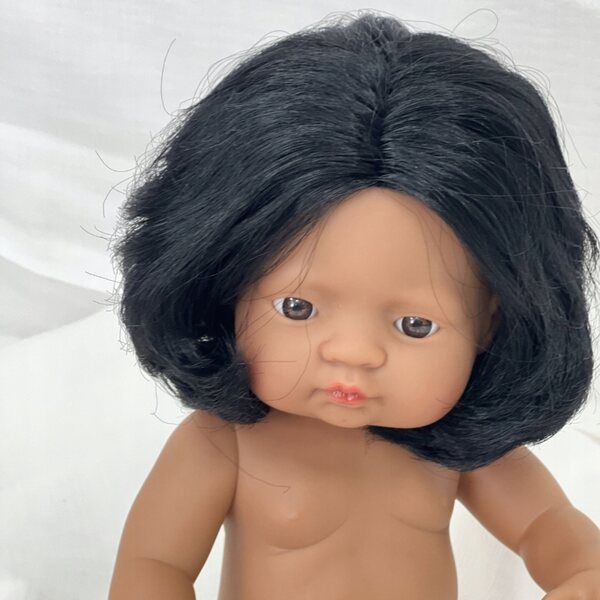 Miniland 38 cm große lateinamerikanische Puppe mit einem Satz Przytullale-Kleidung
