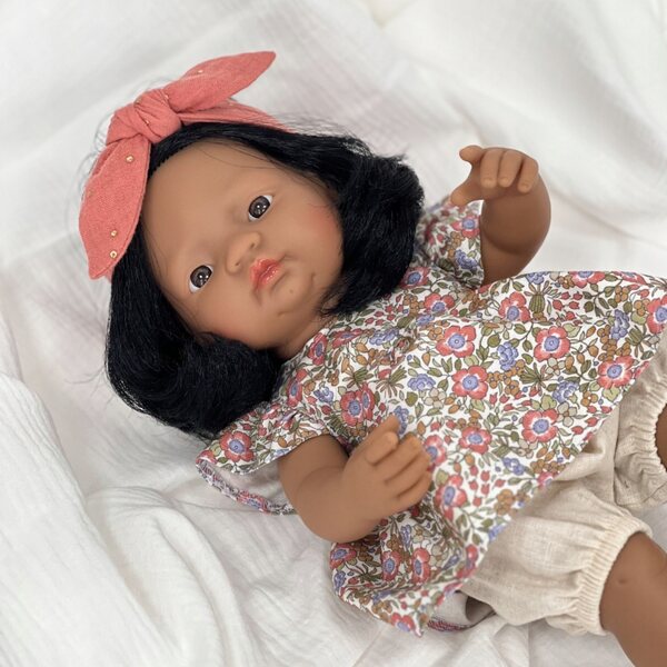 Miniland 38 cm große lateinamerikanische Puppe mit einem Satz Przytullale-Kleidung