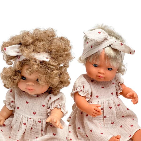 Kleid mit Stirnband für 34-38 cm große Puppen aus Baumwollmusselin-Herzen