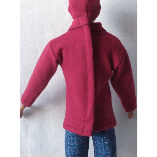 Bekleidungsset für die Ken-Puppe: Jeans, burgunderfarbenes Sweatshirt und Mütze