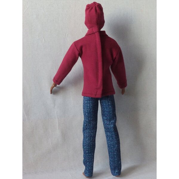 Bekleidungsset für die Ken-Puppe: Jeans, burgunderfarbenes Sweatshirt und Mütze