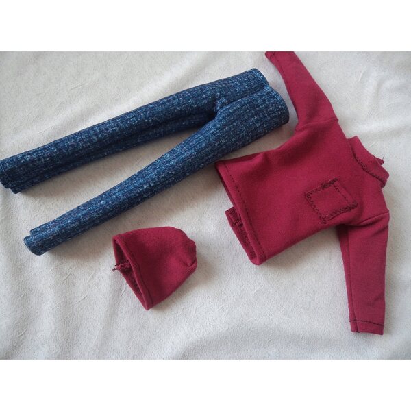Bekleidungsset für die Ken-Puppe: Jeans, burgunderfarbenes Sweatshirt und Mütze