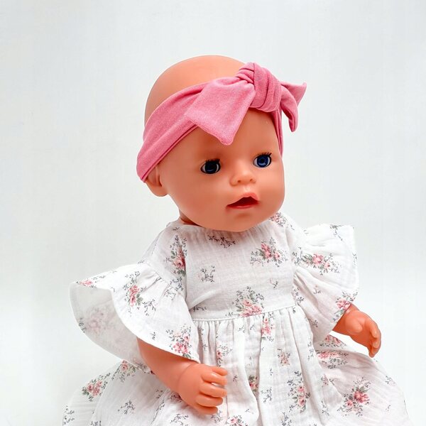 Ein weißes Musselinkleid für eine 43 cm große Baby Born-Puppe mit rosa Blumen