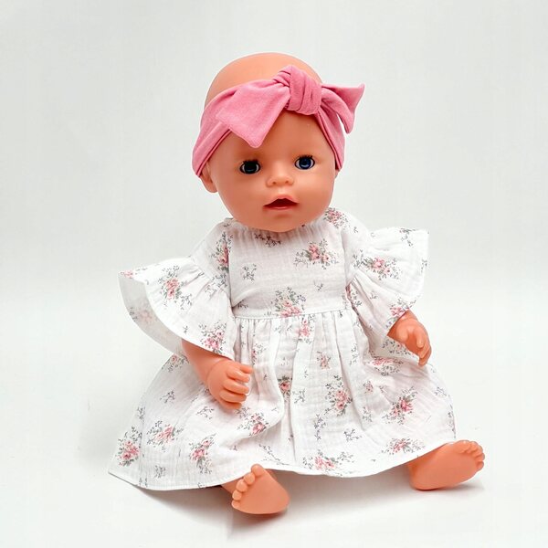 Ein weißes Musselinkleid für eine 43 cm große Baby Born-Puppe mit rosa Blumen