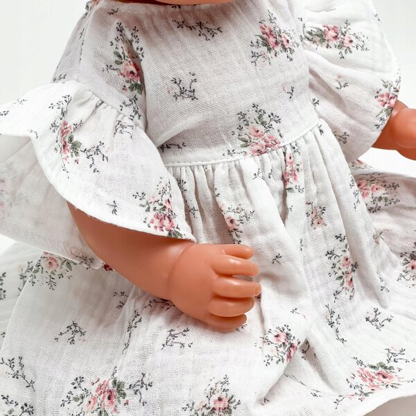 Ein weißes Musselinkleid für eine 43 cm große Baby Born-Puppe mit rosa Blumen