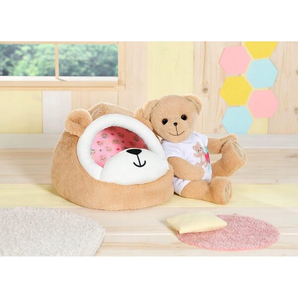 Ein mehrfarbiges Bett für die Baby Born-Puppe in Form eines Höhlenbären