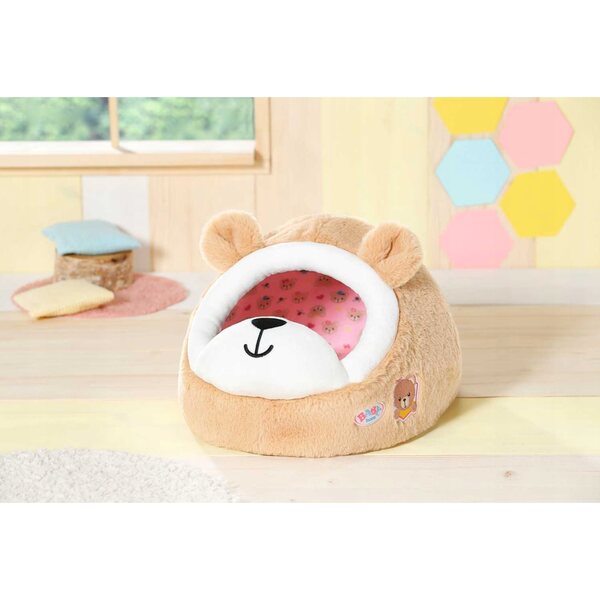 Ein mehrfarbiges Bett für die Baby Born-Puppe in Form eines Höhlenbären