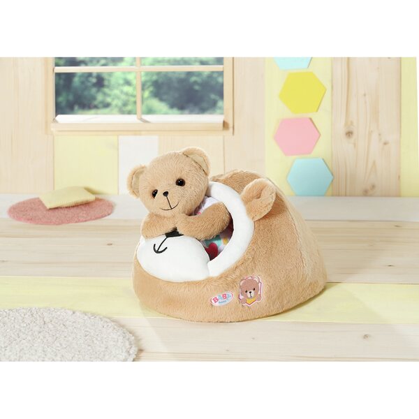 Ein mehrfarbiges Bett für die Baby Born-Puppe in Form eines Höhlenbären