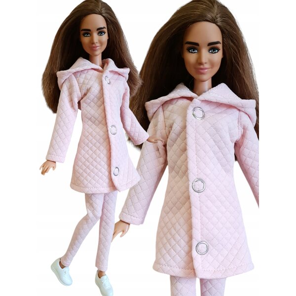 Cappotto trapuntato rosa cipria per una bambola fashion con cappuccio