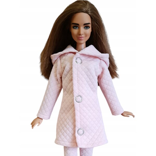 Cappotto trapuntato rosa cipria per una bambola fashion con cappuccio
