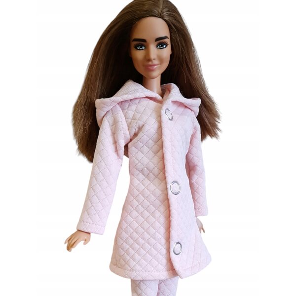 Cappotto trapuntato rosa cipria per una bambola fashion con cappuccio