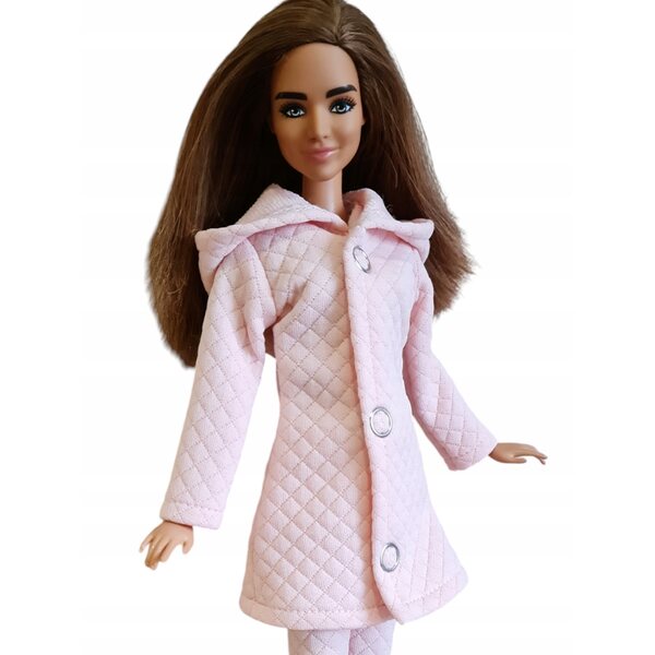 Cappotto trapuntato rosa cipria per una bambola fashion con cappuccio